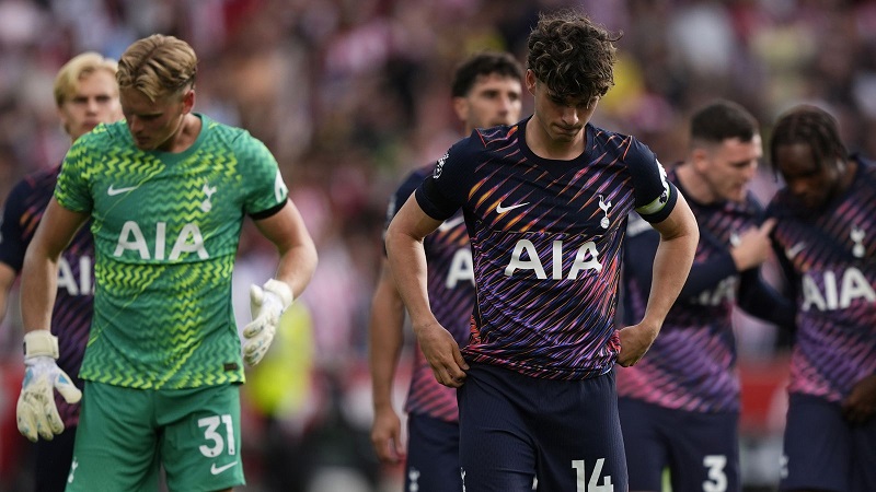 Tottenham Hotspur leed een verpletterende nederlaag in hun openingswedstrijd van het nieuwe seizoen